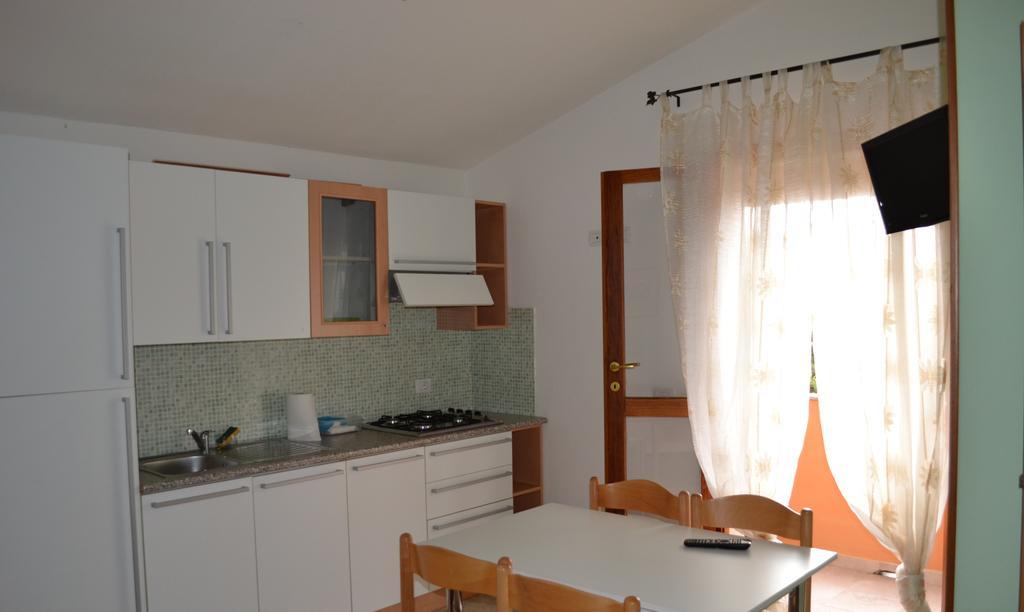 Apartments Mimose Badesi Cameră foto